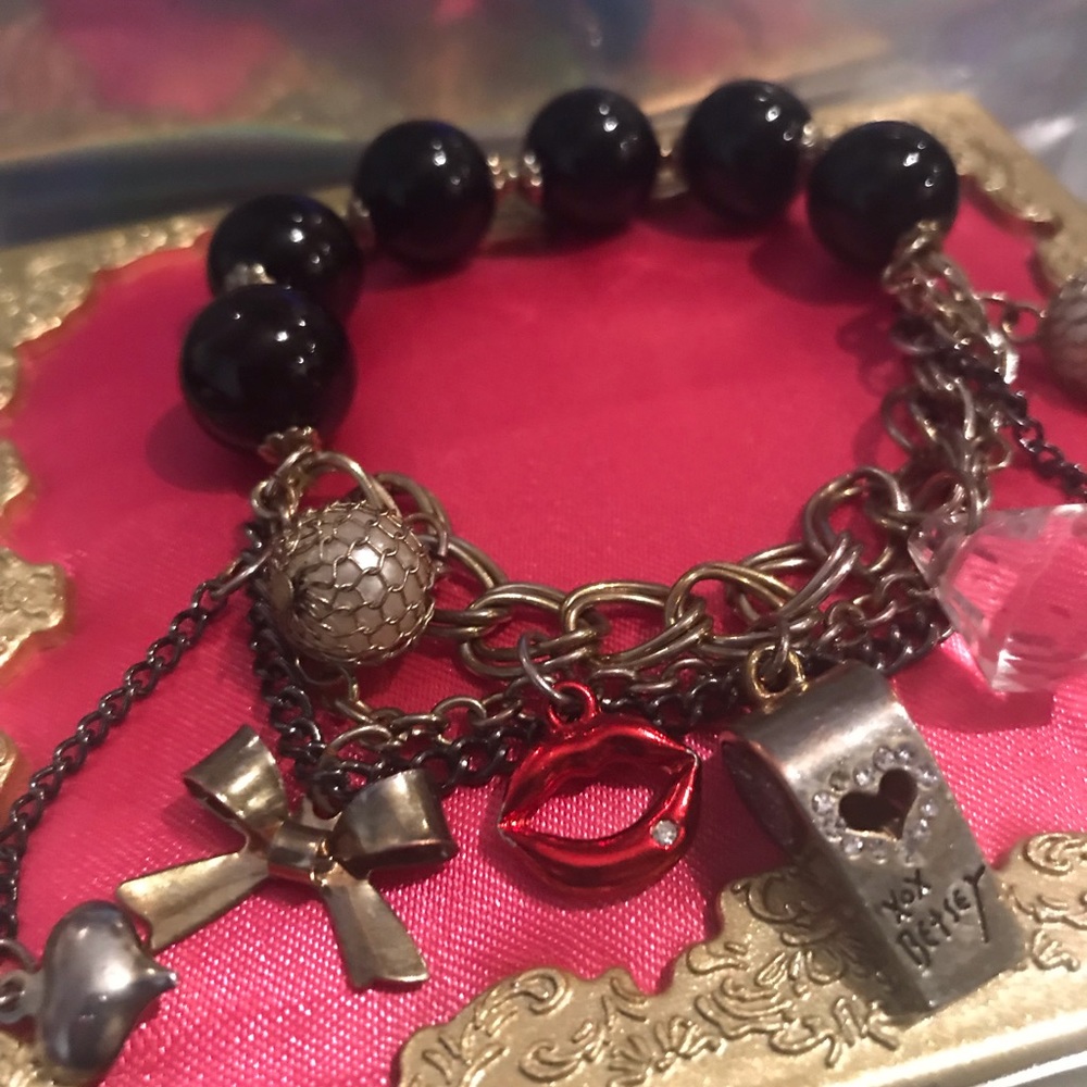 Betsey Johnson lip kiss Marilyn whistle charm stretch bracelet vtg Barbie pinup
